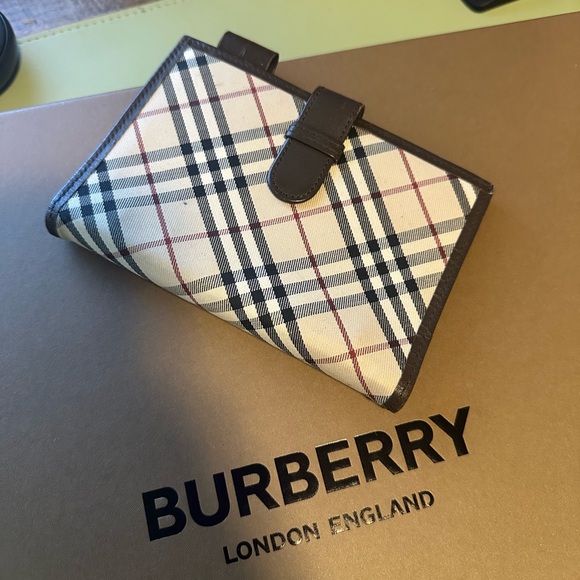 EUC Burberry Agenda - Picture 1 of 15